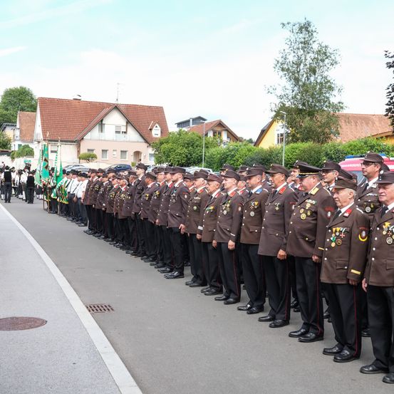 Bild enthält, People, Person, Adult, Male, Man, Marching, Officer, Military, Car, Coat