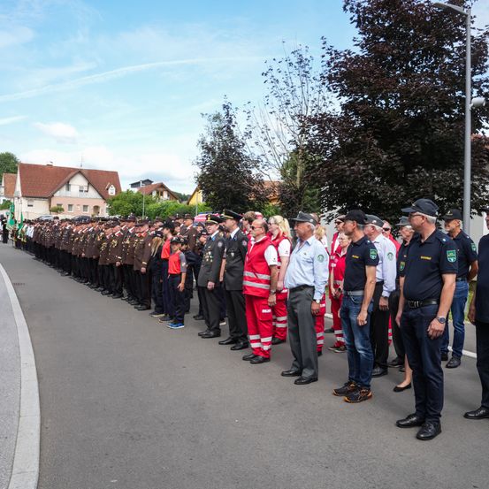 Bild enthält, People, Person, Officer, Clothing, Jeans, Pants, Footwear, Shoe