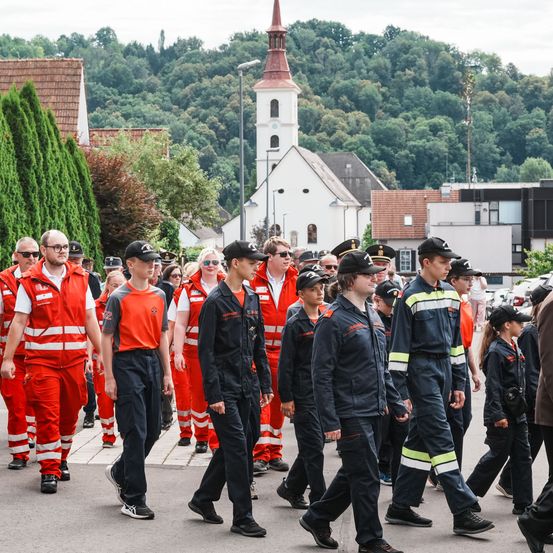 Bild enthält, Person, Adult, Male, Man, People, Clothing, Coat, Footwear, Shoe, Jeans