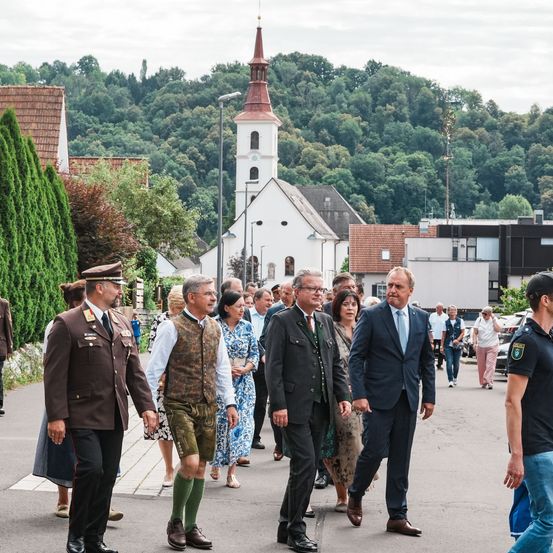 Bild enthält, Person, Walking, People, Coat, Jeans, Pants, Adult, Male, Man, Shorts
