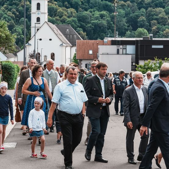 Bild enthält, People, Person, Walking, Skirt, Adult, Male, Man, Suit, Shoe, Coat
