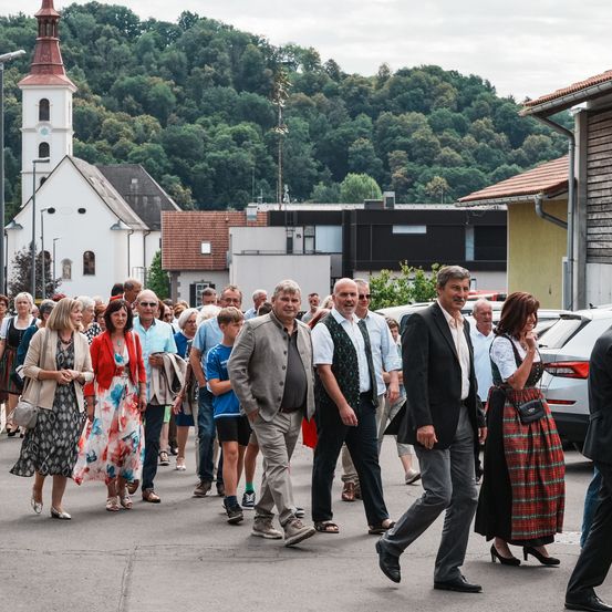 Bild enthält, People, Person, Coat, Adult, Male, Man, Groupshot, Shoe, Suit, Shorts
