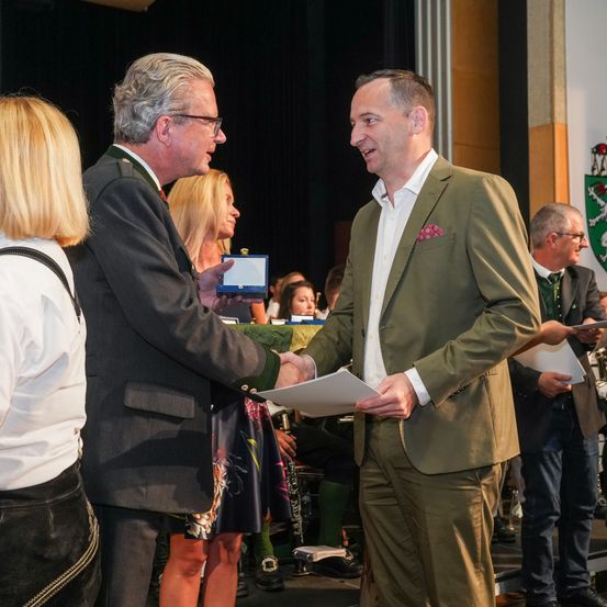 Bild enthält, Adult, Female, Person, Woman, Male, Man, Crowd, People, Face, Coat