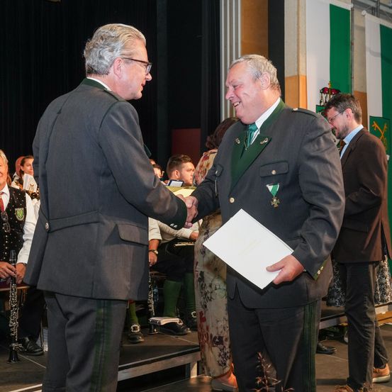 Bild enthält, Adult, Male, Man, Person, Crowd, Suit, Coat, People, Blazer, Shoe