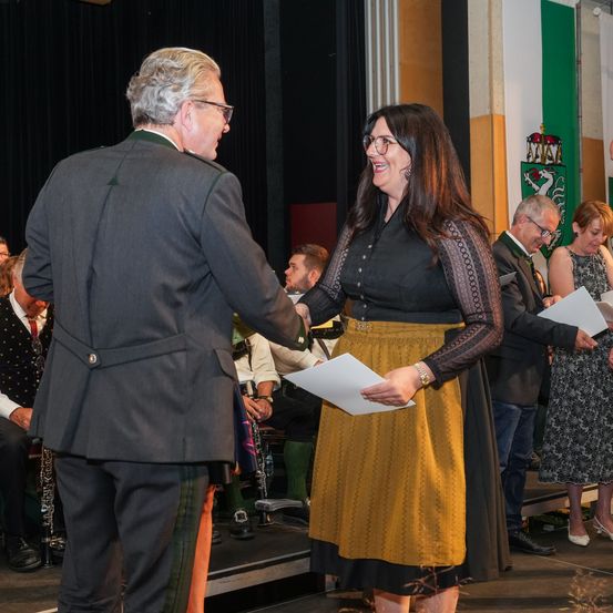 Bild enthält, Adult, Female, Person, Woman, Male, Man, Crowd, Skirt, Coat, Face