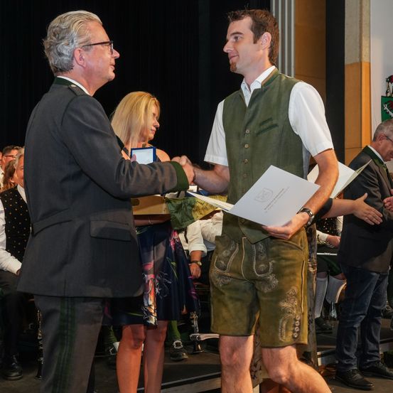 Bild enthält, Adult, Female, Person, Woman, Skirt, Male, Man, Shorts, People, Crowd