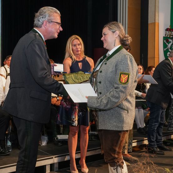 Bild enthält, Coat, Adult, Male, Man, Person, Female, Woman, Shorts, Crowd, Shoe