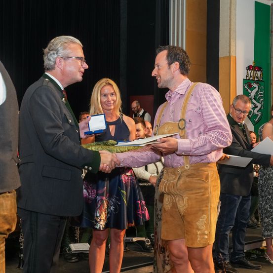 Bild enthält, Adult, Female, Person, Woman, Male, Man, People, Crowd, Shoe, Shorts