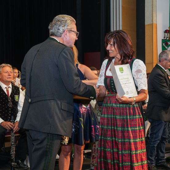 Bild enthält, Skirt, Tartan, Adult, Female, Person, Woman, Male, Man, Suit, Face