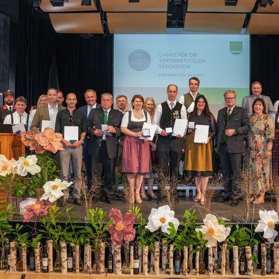 Bild enthält, Crowd, Person, People, Audience, Clothing, Coat, Speech, Flower, Suit, Face