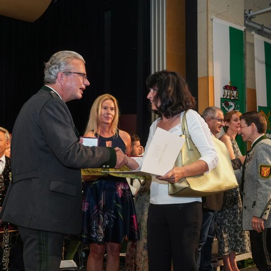 Bild enthält, Adult, Female, Person, Woman, Male, Man, Coat, Face, Crowd, Handbag