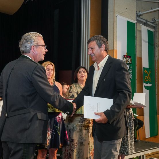 Bild enthält, Adult, Female, Person, Woman, Coat, Male, Man, Blazer, People, Crowd