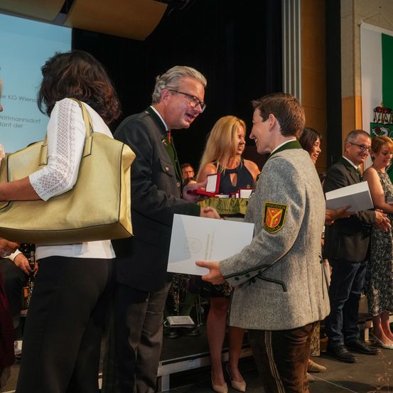 Bild enthält, People, Person, Adult, Female, Woman, Male, Man, Advertisement, Handbag, Glasses