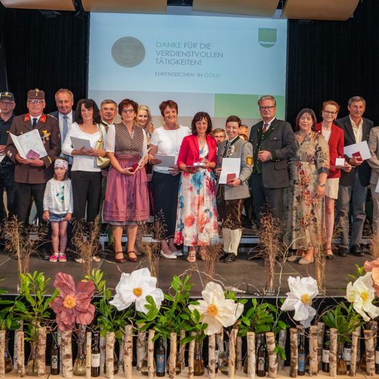 Bild enthält, People, Person, Crowd, Flower, Glasses, Shoe, Audience, Potted Plant, Face, Laptop