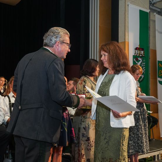 Bild enthält, Adult, Female, Person, Woman, Male, Man, Crowd, People, Face, Oboe