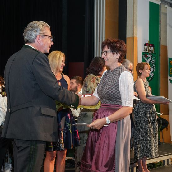 Bild enthält, Dress, Formal Wear, Adult, Female, Person, Woman, Evening Dress, Male, Man, Skirt