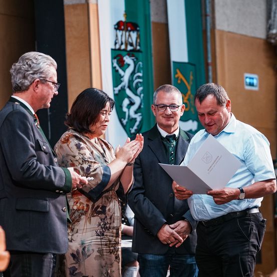 Bild enthält, Adult, Female, Person, Woman, Male, Man, Wristwatch, Face, Jeans, Applause