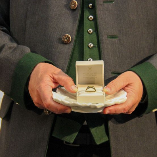 Bild enthält, Electronics, Phone, Mobile Phone, Adult, Male, Man, Person, Coat, Texting, Face