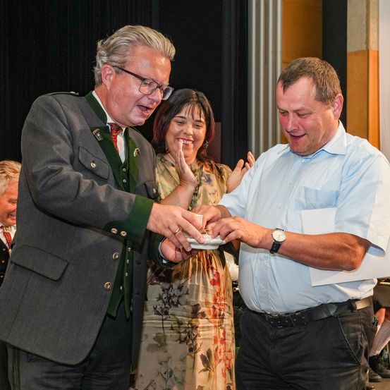 Bild enthält, Adult, Female, Person, Woman, People, Male, Man, Blazer, Suit, Head