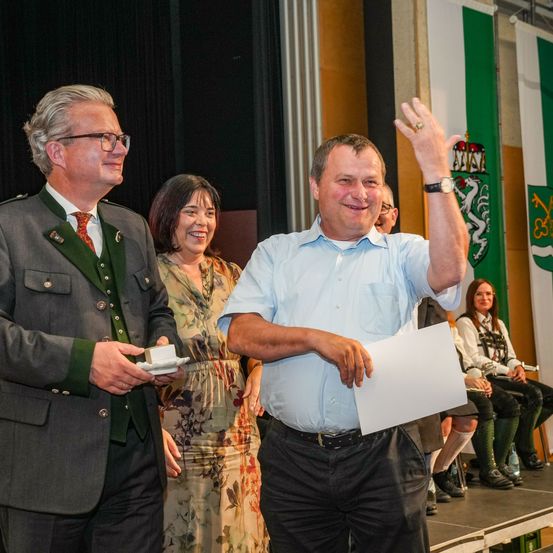 Bild enthält, Adult, Female, Person, Woman, Male, Man, People, Girl, Teen, Blazer