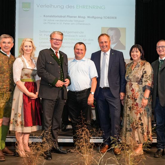 Bild enthält, Adult, Female, Person, Woman, People, Groupshot, Coat, Male, Man, Bride