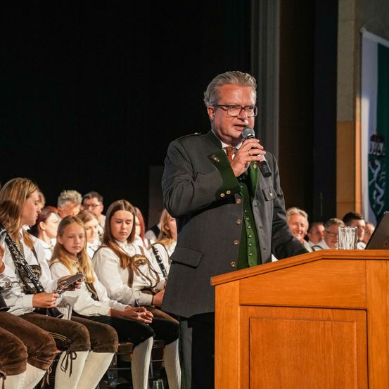 Bild enthält, Crowd, Person, Audience, Adult, Male, Man, Female, Woman, Speech, Podium
