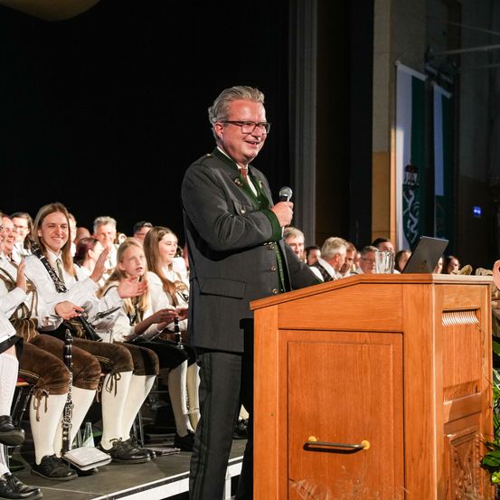 Bild enthält, Crowd, Person, Audience, Adult, Male, Man, Female, Woman, Speech, Podium