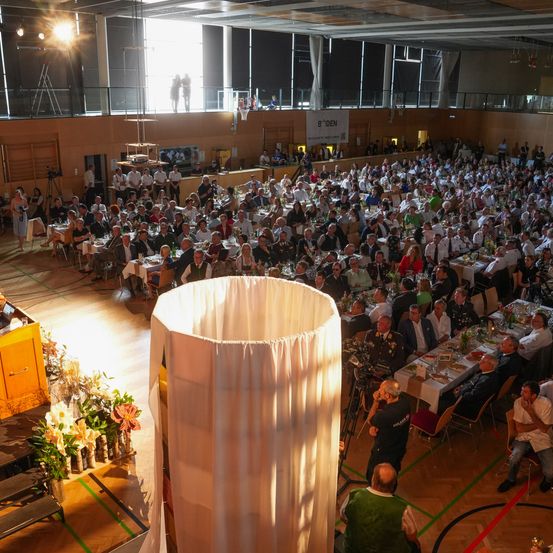 Bild enthält, People, Person, Crowd, Indoors, Building, Adult, Male, Man, Hall, Audience