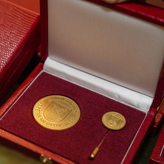 Bild enthält, Gold, Box