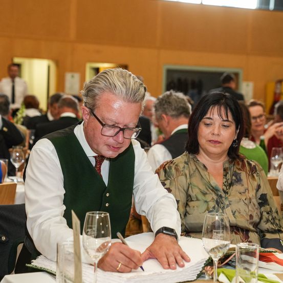 Bild enthält, Indoors, Restaurant, Food Court, Cafeteria, Adult, Female, Person, Woman, Male, Man