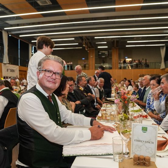 Bild enthält, Flower, Flower Arrangement, Flower Bouquet, Indoors, Restaurant, Person, Adult, Male, Man, Shirt