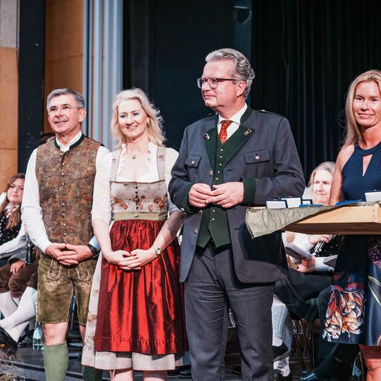 Bild enthält, Lady, Person, Adult, Female, Woman, Male, Man, Girl, Teen, Coat