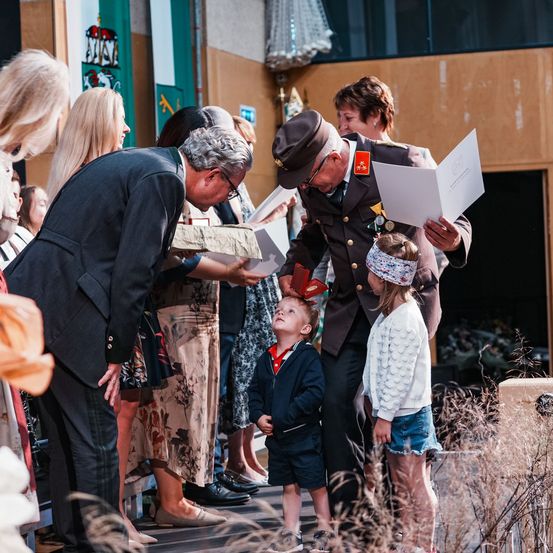 Bild enthält, Adult, Female, Person, Woman, Child, Girl, Boy, Male, Man, People