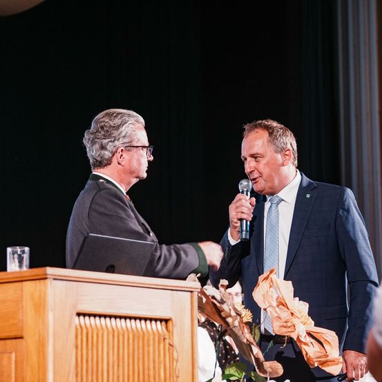 Bild enthält, Crowd, Person, Adult, Male, Man, Microphone, Audience, Face, Speech, People