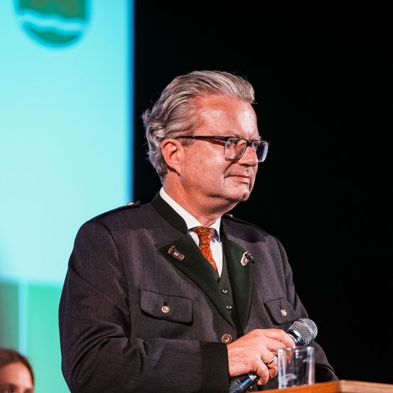 Bild enthält, People, Person, Microphone, Crowd, Lecture, Seminar, Adult, Male, Man, Suit