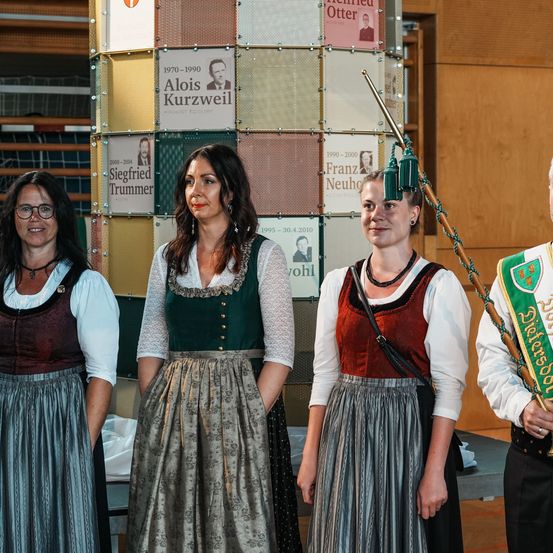 Bild enthält, Adult, Female, Person, Woman, Male, Man, Dress, Lady, Long Sleeve, Face