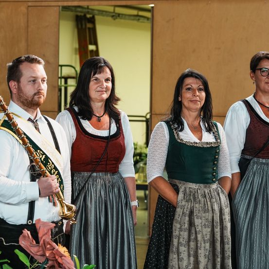 Bild enthält, Lady, Person, Adult, Female, Woman, Male, Man, Face, People, Tie