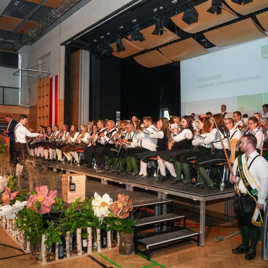 Bild enthält, People, Person, Group Performance, Adult, Female, Woman, Male, Man, Music Band, Flower Arrangement