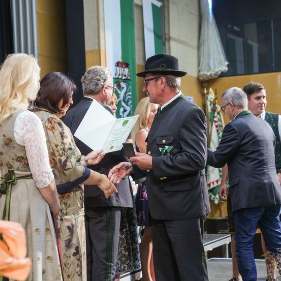 Bild enthält, Person, Adult, Male, Man, Jeans, Suit, Face, Coat, Wedding, Overcoat