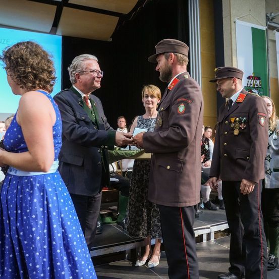 Bild enthält, Adult, Female, Person, Woman, Male, Man, Coat, Dress, People, Shoe