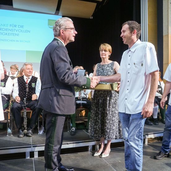 Bild enthält, Pants, Jeans, Adult, Male, Man, Person, Shoe, People, Crowd, Shirt