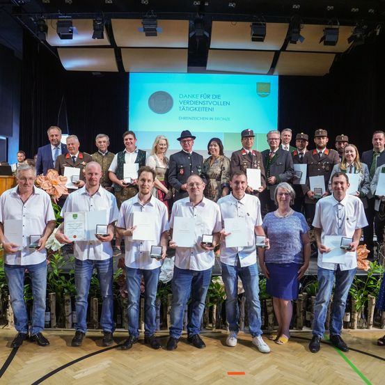 Bild enthält, People, Person, Pants, Jeans, Adult, Male, Man, Crowd, Stage, Shoe