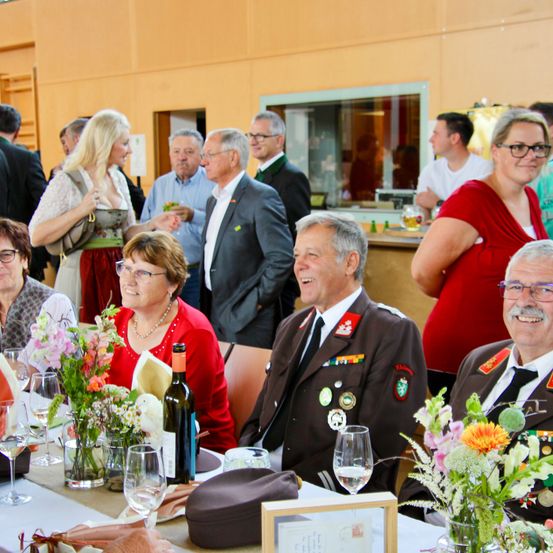 Bild enthält, Flower, Flower Arrangement, Flower Bouquet, Adult, Male, Man, Person, Bride, Female, Woman