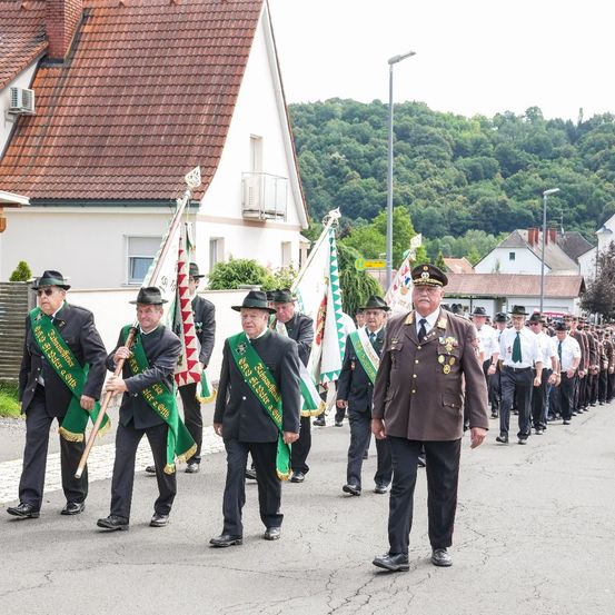 Bild enthält, People, Person, Marching, Pants, Adult, Male, Man, Coat, Officer, Neighborhood
