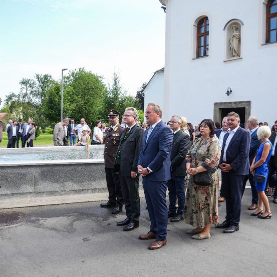 Bild enthält, Crowd, Person, Adult, Male, Man, Coat, People, Suit, Handbag, Audience