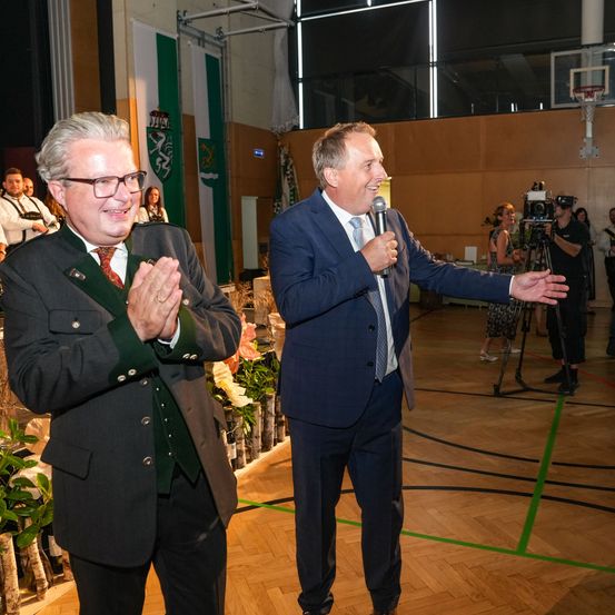 Bild enthält, Adult, Female, Person, Woman, Male, Man, Suit, Applause, Face, Crowd