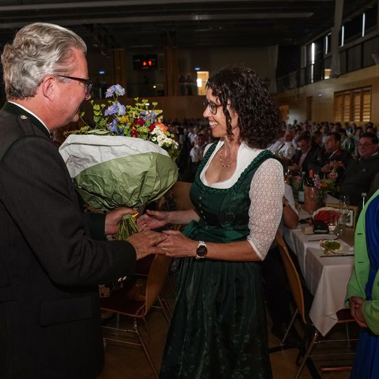 Bild enthält, Flower, Flower Arrangement, Flower Bouquet, Dress, Evening Dress, Formal Wear, Adult, Female, Person, Woman