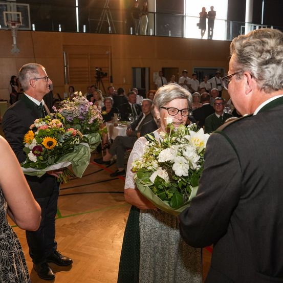 Bild enthält, Flower, Flower Arrangement, Flower Bouquet, Adult, Bride, Female, Person, Woman, Male, Man