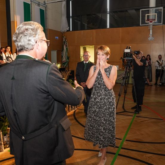 Bild enthält, Adult, Female, Person, Woman, Male, Man, Crowd, Face, Shoe, Jeans