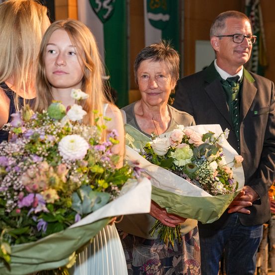 Bild enthält, Flower, Flower Arrangement, Flower Bouquet, Adult, Male, Man, Person, Bride, Female, Woman